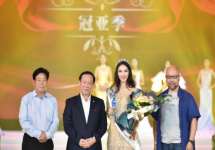 第60屆國(guó)際小姐總決賽重要頒獎(jiǎng)——首席合影